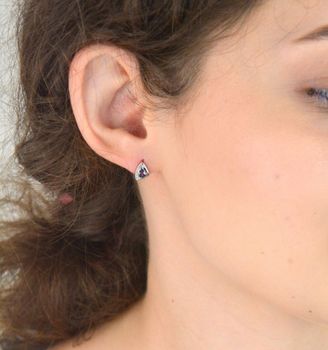 Kolczyki srebrne próby 925 z fioletowo-zieloną cyrkonią, 6x8 mm, zapięcie na sztyft. Waga 1,40 g. Subtelna biżuteria na co dzień i wyjątkowe okazje (2).JPG