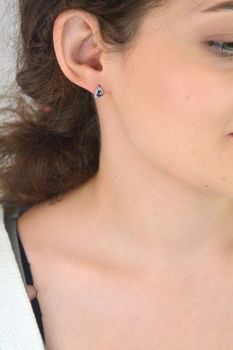 Kolczyki srebrne próby 925 z fioletowo-zieloną cyrkonią, 6x8 mm, zapięcie na sztyft. Waga 1,40 g. Subtelna biżuteria na co dzień i wyjątkowe okazje (3).JPG