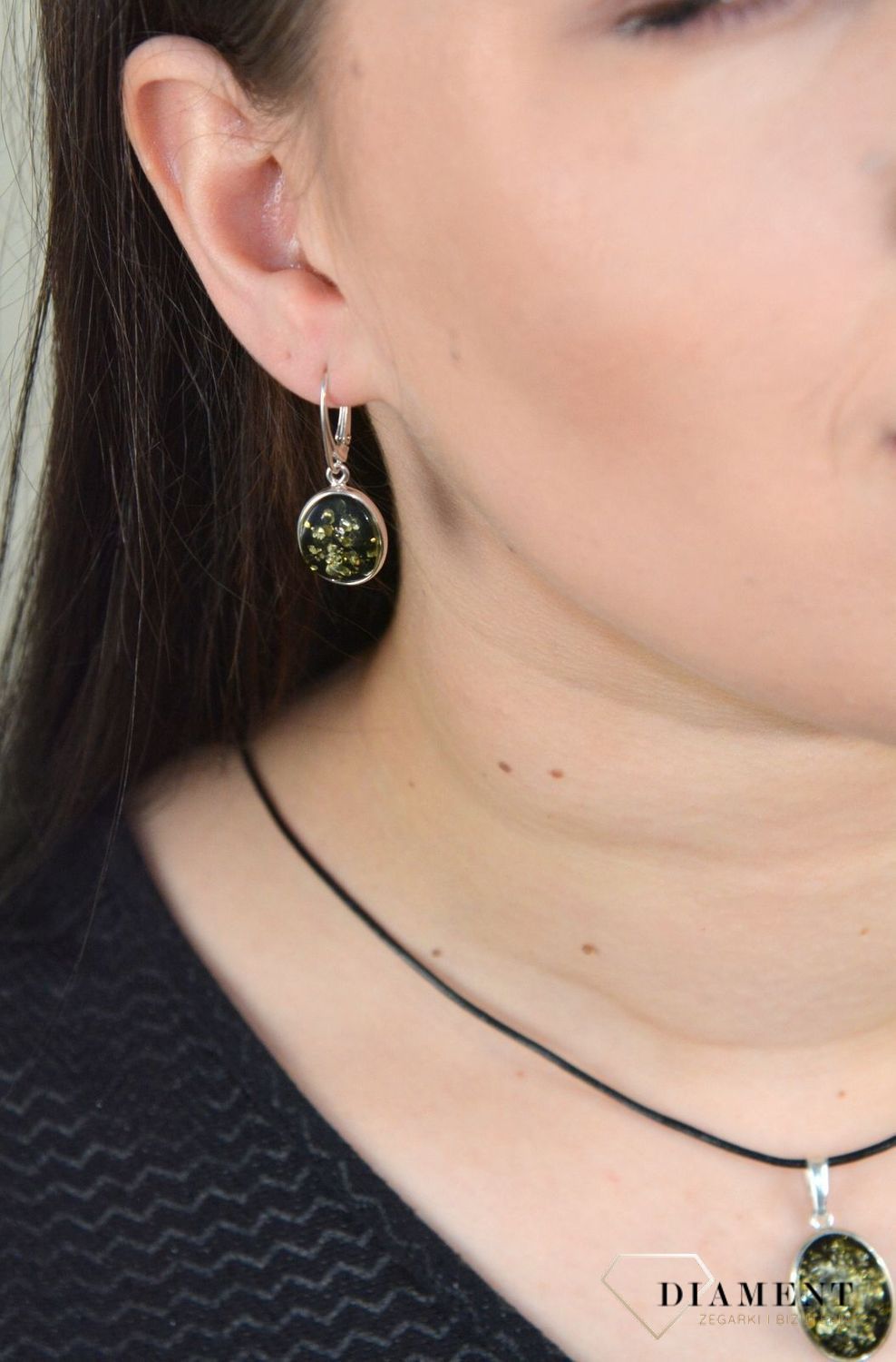 Srebrne wiszące kolczyki bursztyn bałtycki 'Głęboka zieleń' DIA-KLC-4696-925.jpg