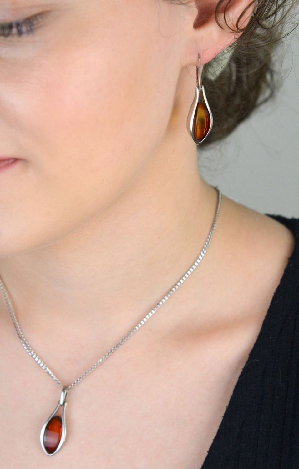 Eleganckie kolczyki srebrne z naturalnym bursztynem bałtyckim. Długość 4 cm, zapięcie angielskie. Klasyka w nowoczesnym wydaniu – biżuteria z duszą natury.1.jpg