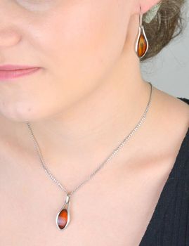 Eleganckie kolczyki srebrne z naturalnym bursztynem bałtyckim. Długość 4 cm, zapięcie angielskie. Klasyka w nowoczesnym wydaniu – biżuteria z duszą natury (2).JPG
