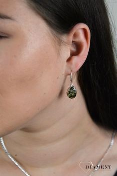 Srebrne kolczyki 925 bursztyn bałtycki 'Przepiękna zieleń' DIA-KLC-4699-925. . Kolczyki posiadają zapięcie angielskie wykonane ze srebra o próbie 925 (3).JPG