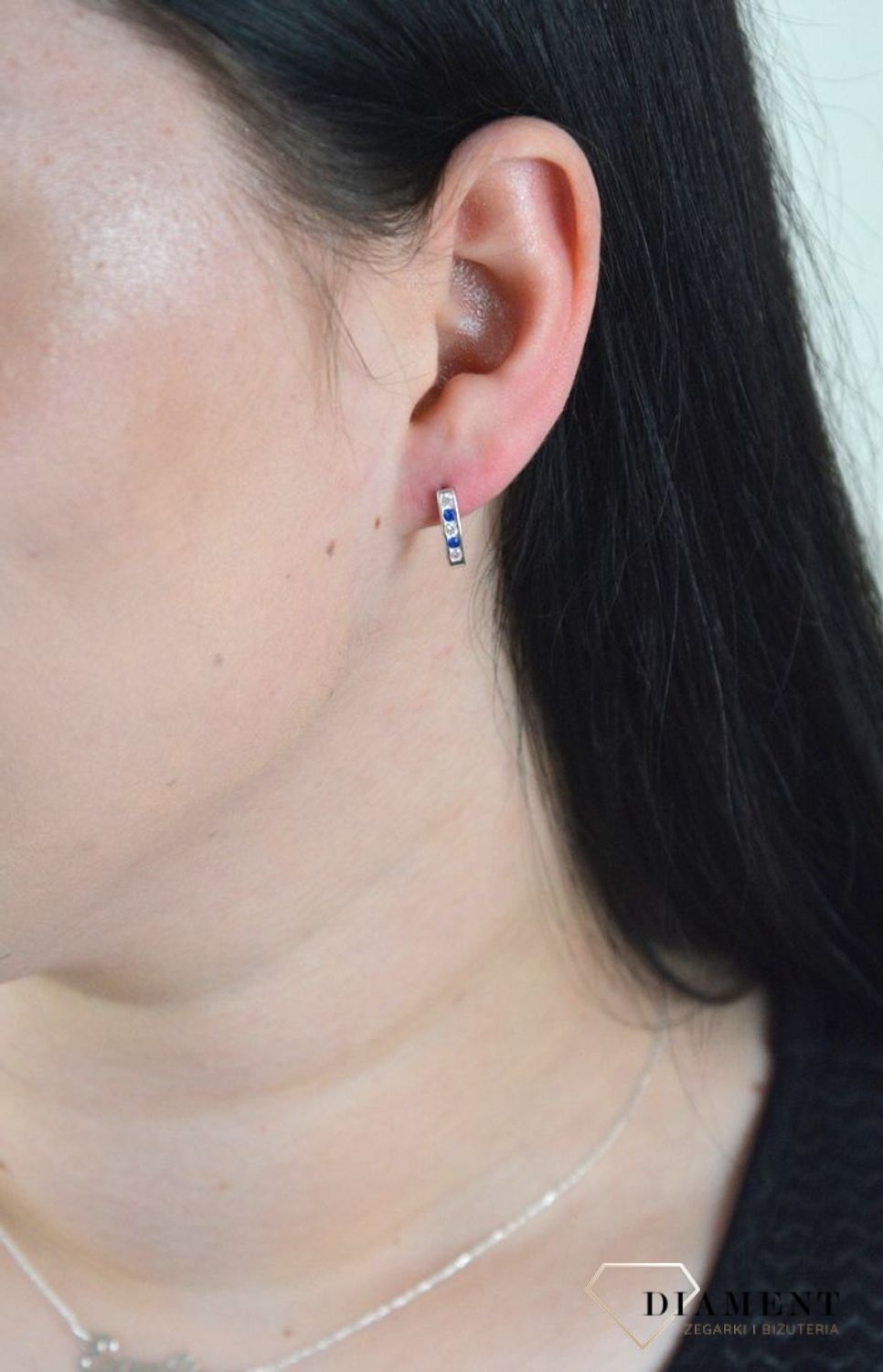 Srebrne kolczyki półokrągłe z granatowo białymi cyrkoniami DIA-KLC-4718-925.jpg