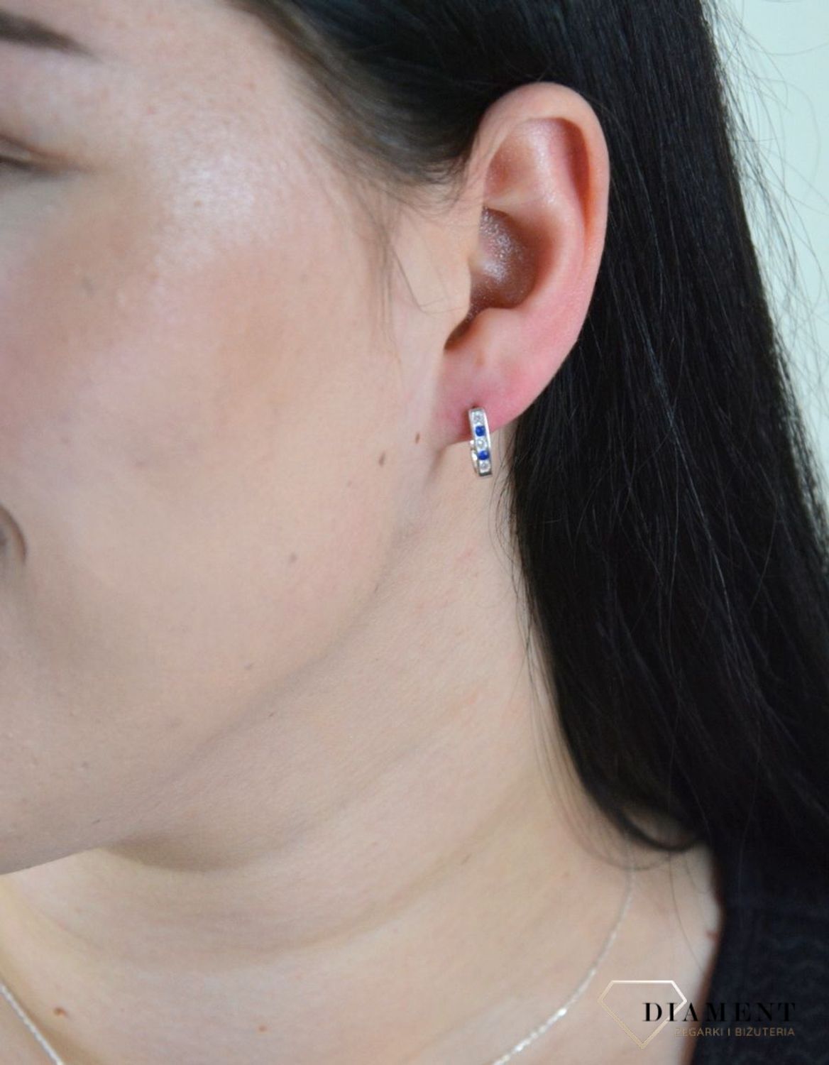 Srebrne kolczyki półokrągłe z granatowo białymi cyrkoniami DIA-KLC-4718-925.jpg