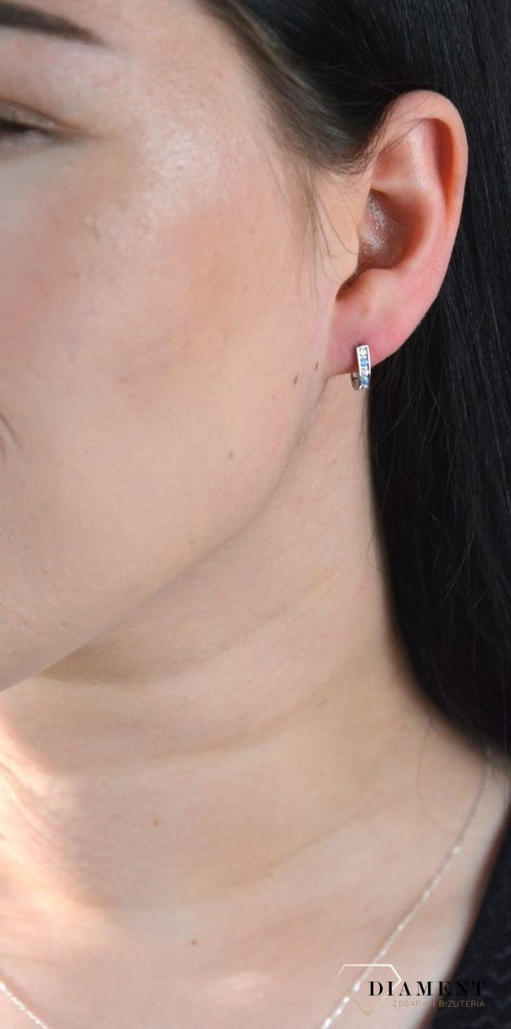 Srebrne kolczyki półokrągłe z błękitno- białymi cyrkoniami DIA-KLC-4720-925.jpg