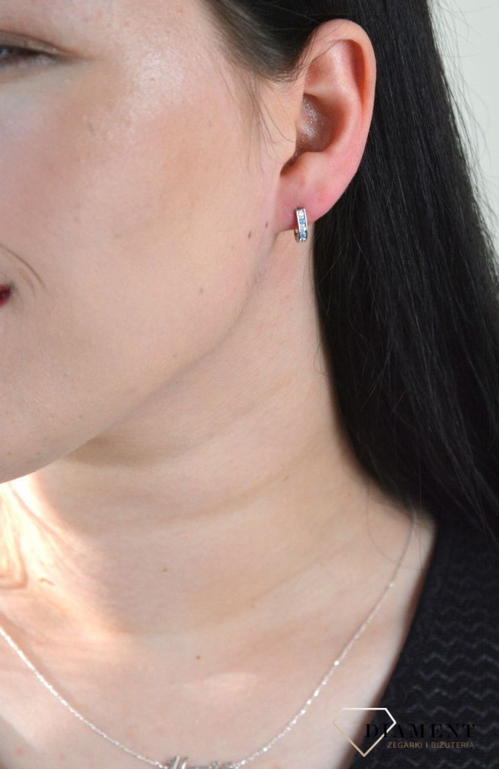Srebrne kolczyki półokrągłe z błękitno- białymi cyrkoniami DIA-KLC-4720-925.jpg