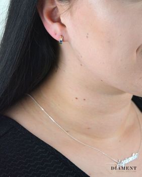 Srebrne kolczyki półokrągłe z kolorowymi cyrkoniami DIA-KLC-4721-925.  Dzięki wygodnemu i praktycznemu zapięciu na bigiel angiel (3).JPG