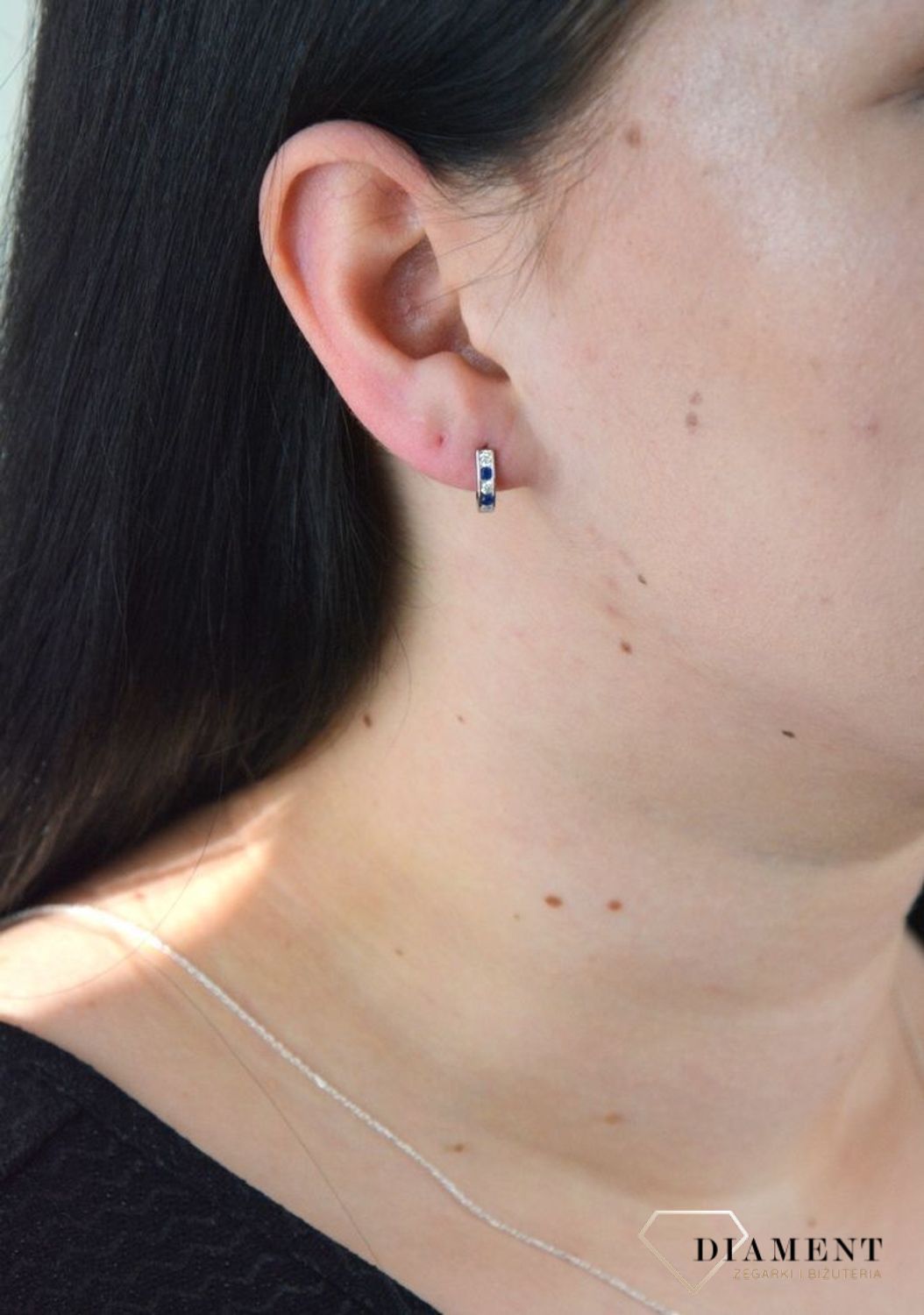 Kolczyki srebrne półokrągłe z granatowo- białymi cyrkoniami DIA-KLC-4723-925.jpg