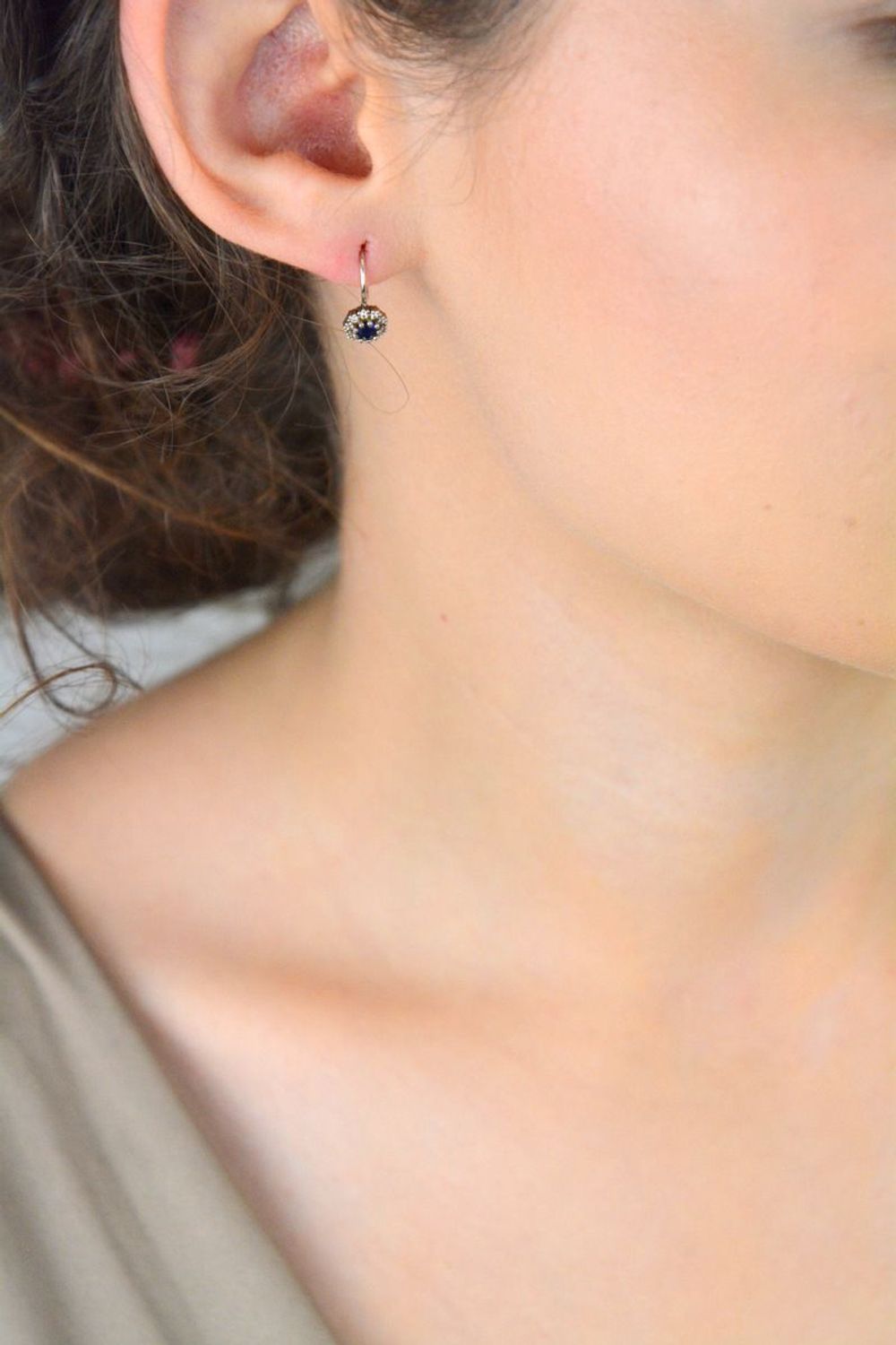 Kolczyki dziecięce srebrne DIA-KLC-4746-925 – kwiatki z granatową i białą cyrkonią, długość 1,5 cm, waga 1,20 g, zapięcie bigiel angielski. Idealne dla dziewczynki – delikatne i bezpieczne.1.jpg