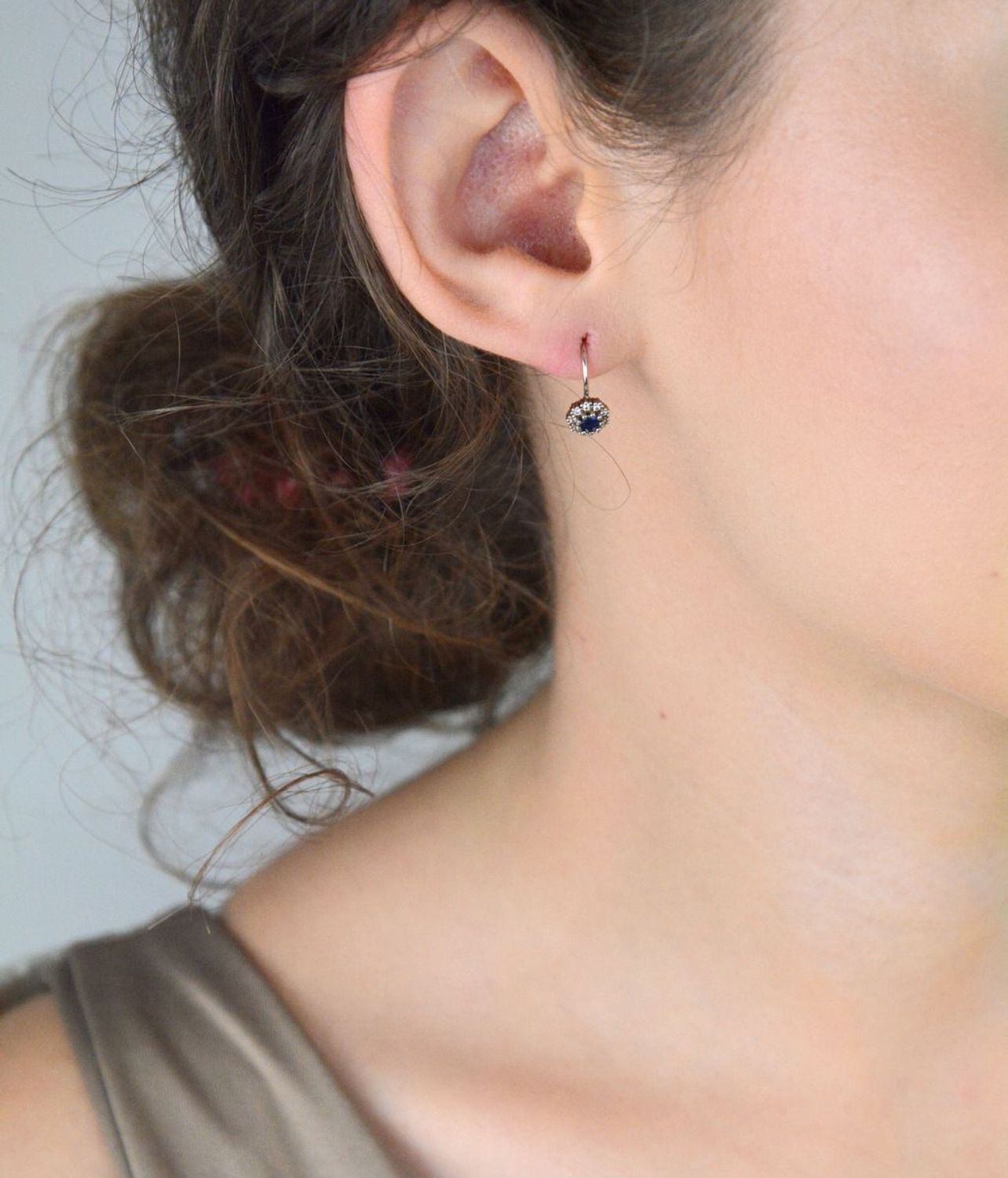 Kolczyki dziecięce srebrne DIA-KLC-4746-925 – kwiatki z granatową i białą cyrkonią, długość 1,5 cm, waga 1,20 g, zapięcie bigiel angielski. Idealne dla dziewczynki – delikatne i bezpieczne.1.jpg