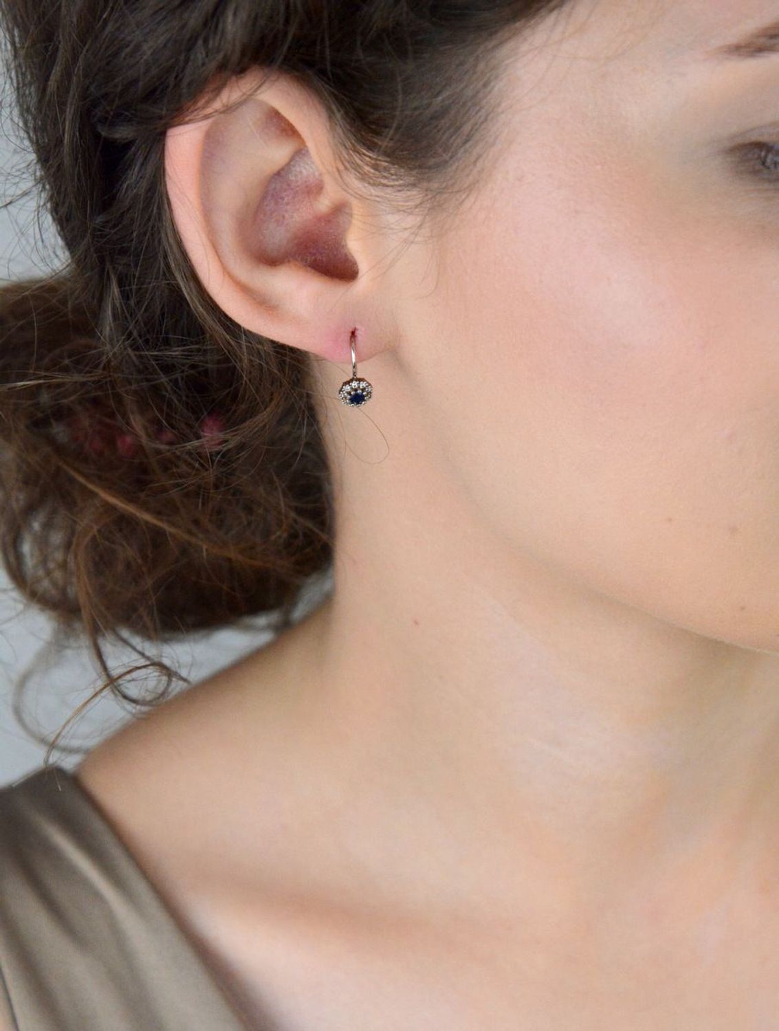 Kolczyki dziecięce srebrne DIA-KLC-4746-925 – kwiatki z granatową i białą cyrkonią, długość 1,5 cm, waga 1,20 g, zapięcie bigiel angielski. Idealne dla dziewczynki – delikatne i bezpieczne.1.jpg