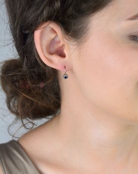 Kolczyki dziecięce srebrne DIA-KLC-4746-925 – kwiatki z granatową i białą cyrkonią, długość 1,5 cm, waga 1,20 g, zapięcie bigiel angielski. Idealne dla dziewczynki – delikatne i bezpieczne (2).JPG