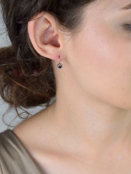 Kolczyki dziecięce srebrne DIA-KLC-4746-925 – kwiatki z granatową i białą cyrkonią, długość 1,5 cm, waga 1,20 g, zapięcie bigiel angielski. Idealne dla dziewczynki – delikatne i bezpieczne (4).JPG