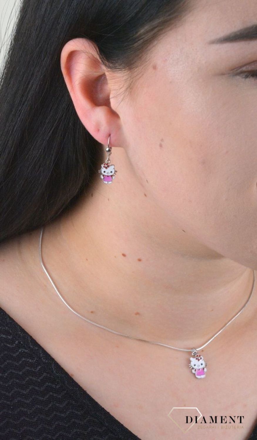 Srebrne kolczyki dla dziewczynki wiszące Hello Kitty DIA-KLC-4791-925.jpg