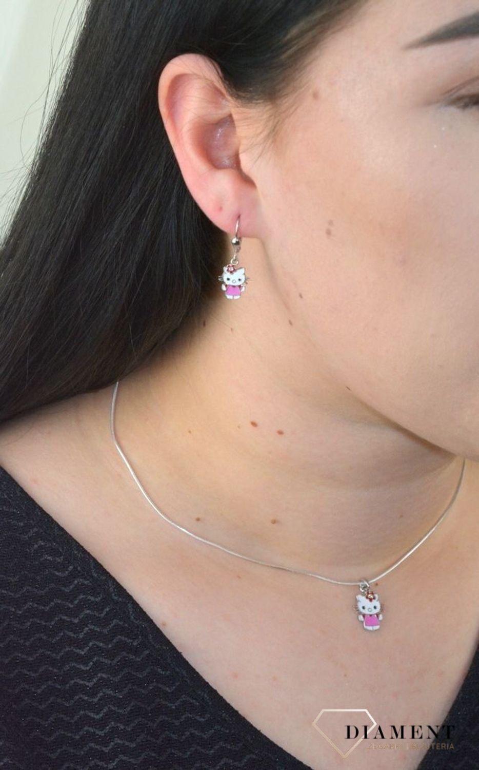 Srebrne kolczyki dla dziewczynki wiszące Hello Kitty DIA-KLC-4791-925.jpg