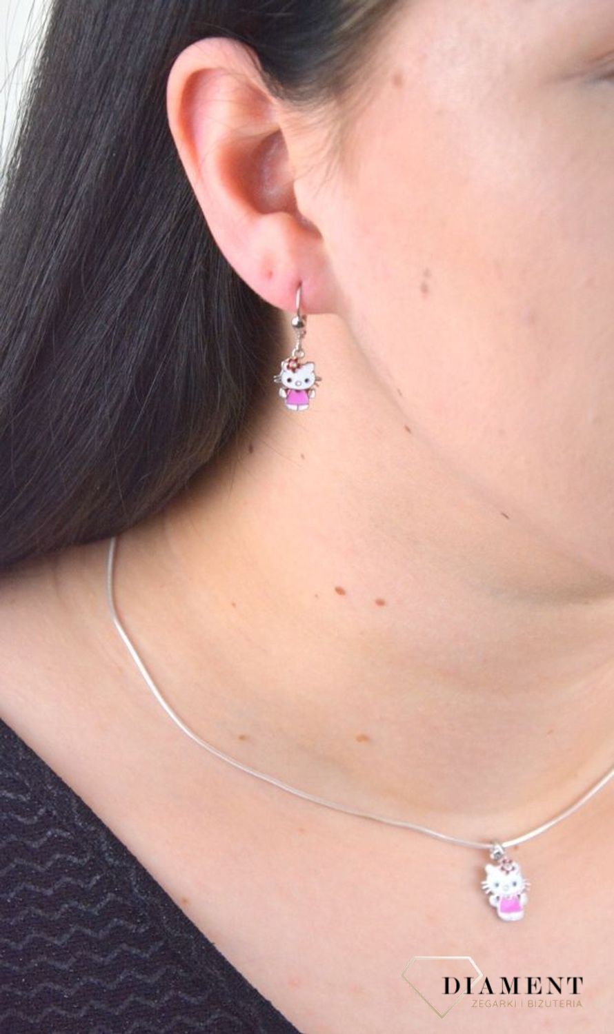Srebrne kolczyki dla dziewczynki wiszące Hello Kitty DIA-KLC-4791-925.jpg