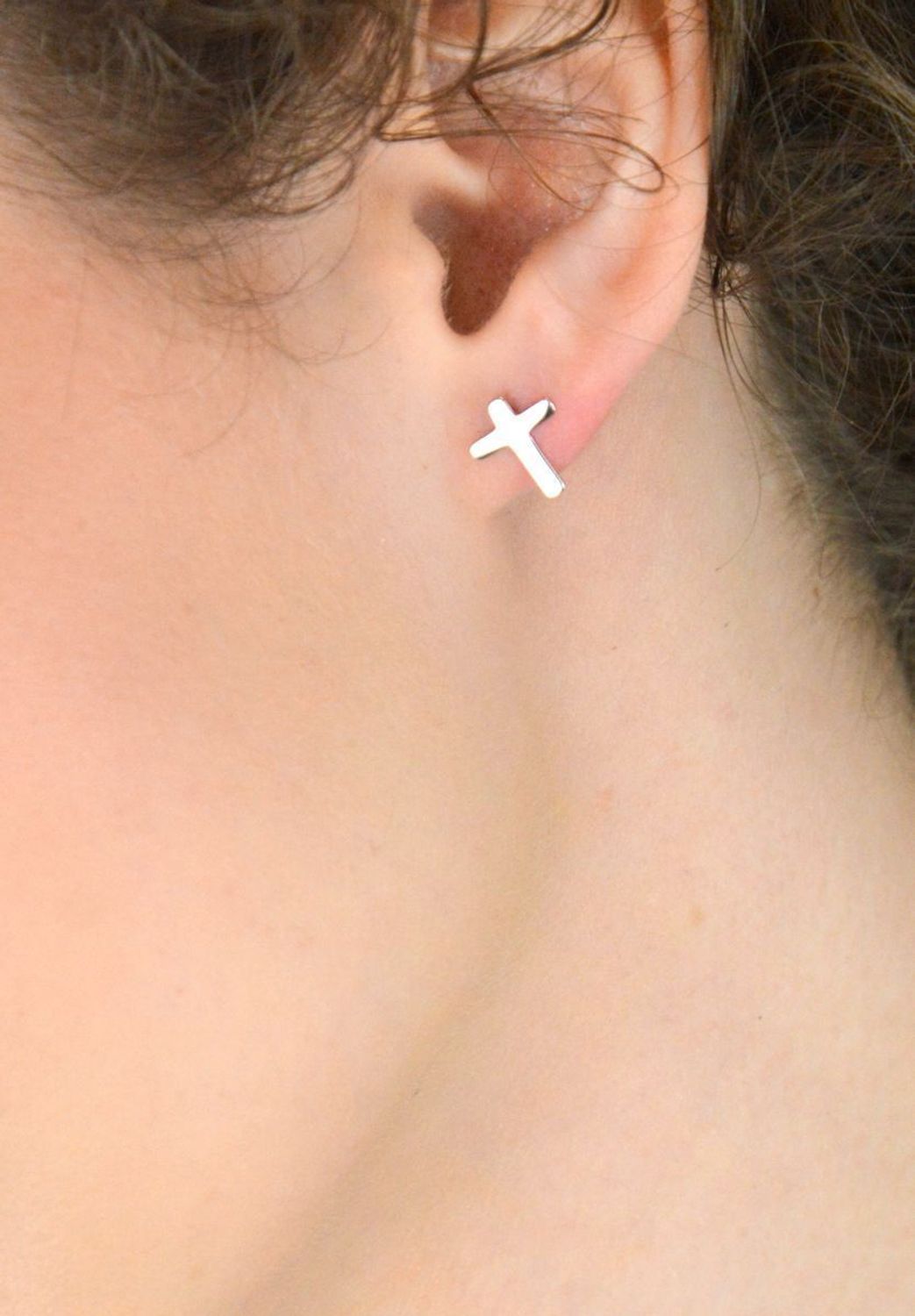 Srebrne kolczyki celebrytka gładki krzyżyk – srebro 925, dla młodzieży.jpg