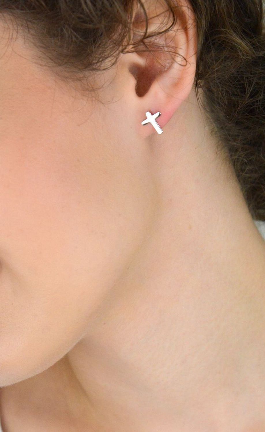 Srebrne kolczyki celebrytka gładki krzyżyk – srebro 925, dla młodzieży.jpg