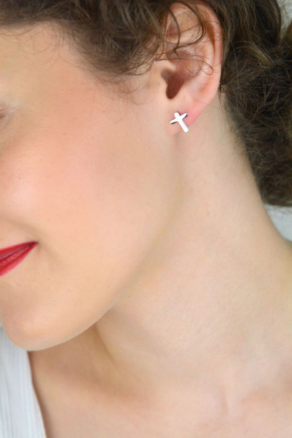 Srebrne kolczyki celebrytka gładki krzyżyk – srebro 925, dla młodzieży.jpg