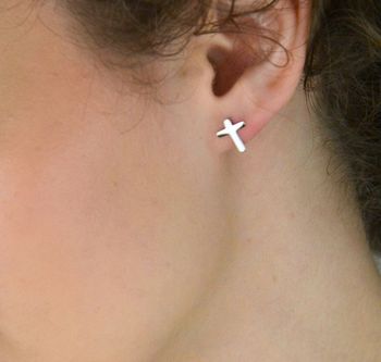 Minimalistyczne srebrne kolczyki celebrytka w kształcie gładkiego krzyżyka DIA-KLC-4954-925. Idealne dla młodzieży i kobiet. Bezpieczne zapięcie, srebro 925 (1).JPG
