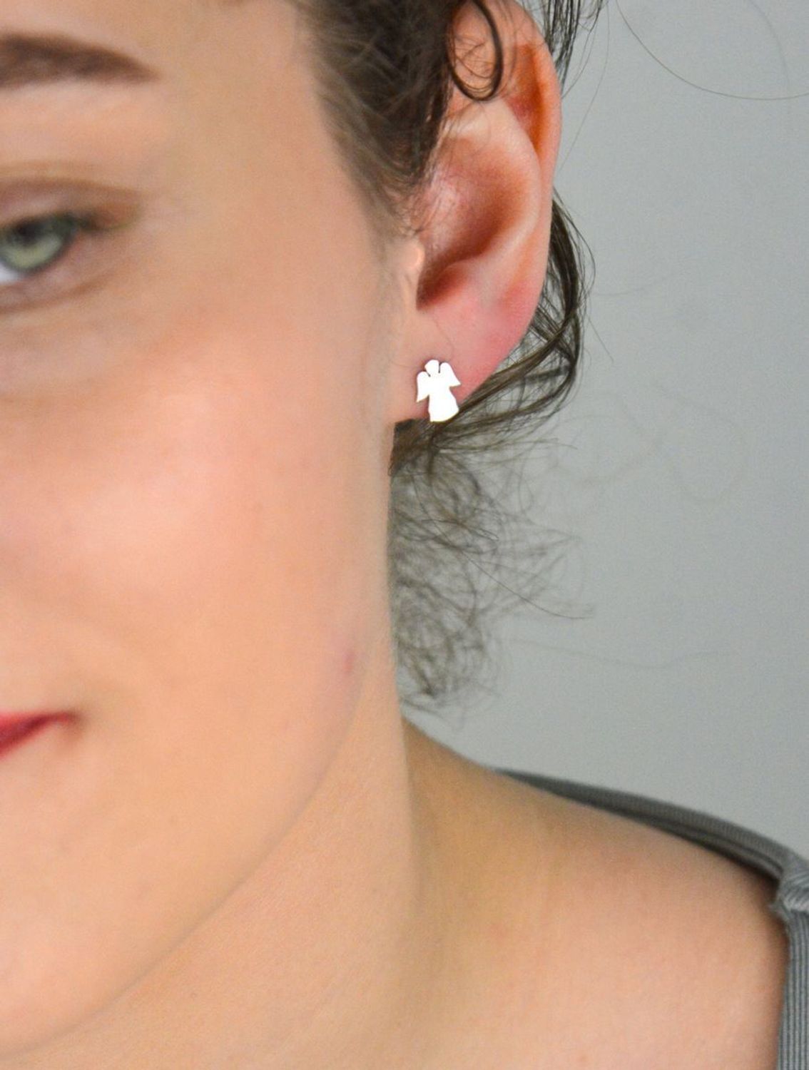 Kolczyki srebrne aniołek próba 925, DIA-KLC-4957-925 Kolczyki srebrne z subtelnym motywem aniołka to doskonały wybór dla kobiet, które pragną otaczać się symbolami ochrony i dobra. 1.jpg