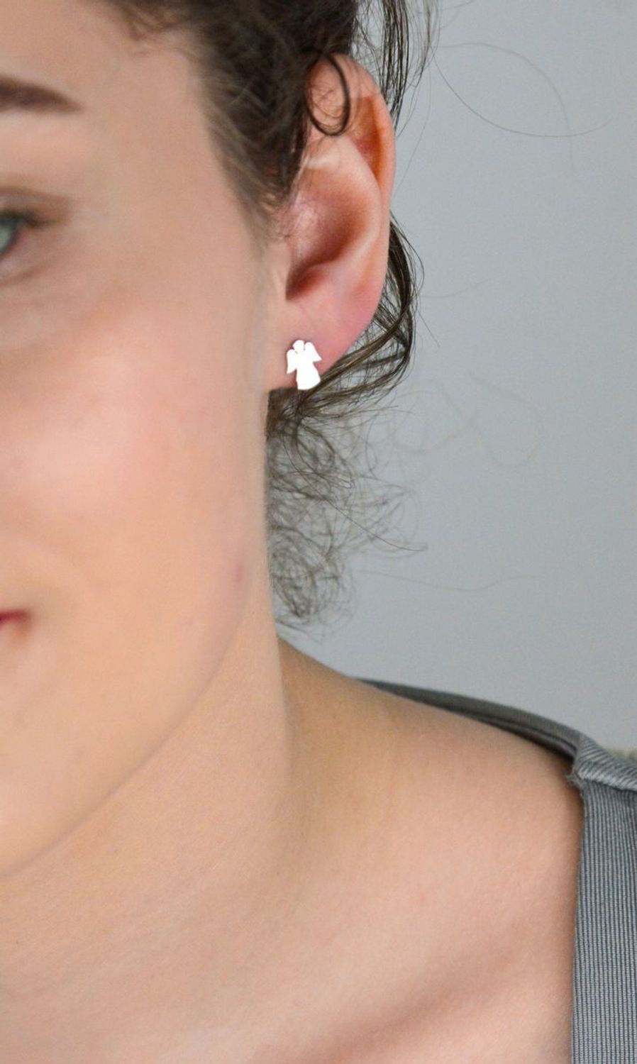 Kolczyki srebrne aniołek próba 925, DIA-KLC-4957-925 Kolczyki srebrne z subtelnym motywem aniołka to doskonały wybór dla kobiet, które pragną otaczać się symbolami ochrony i dobra. 1.jpg