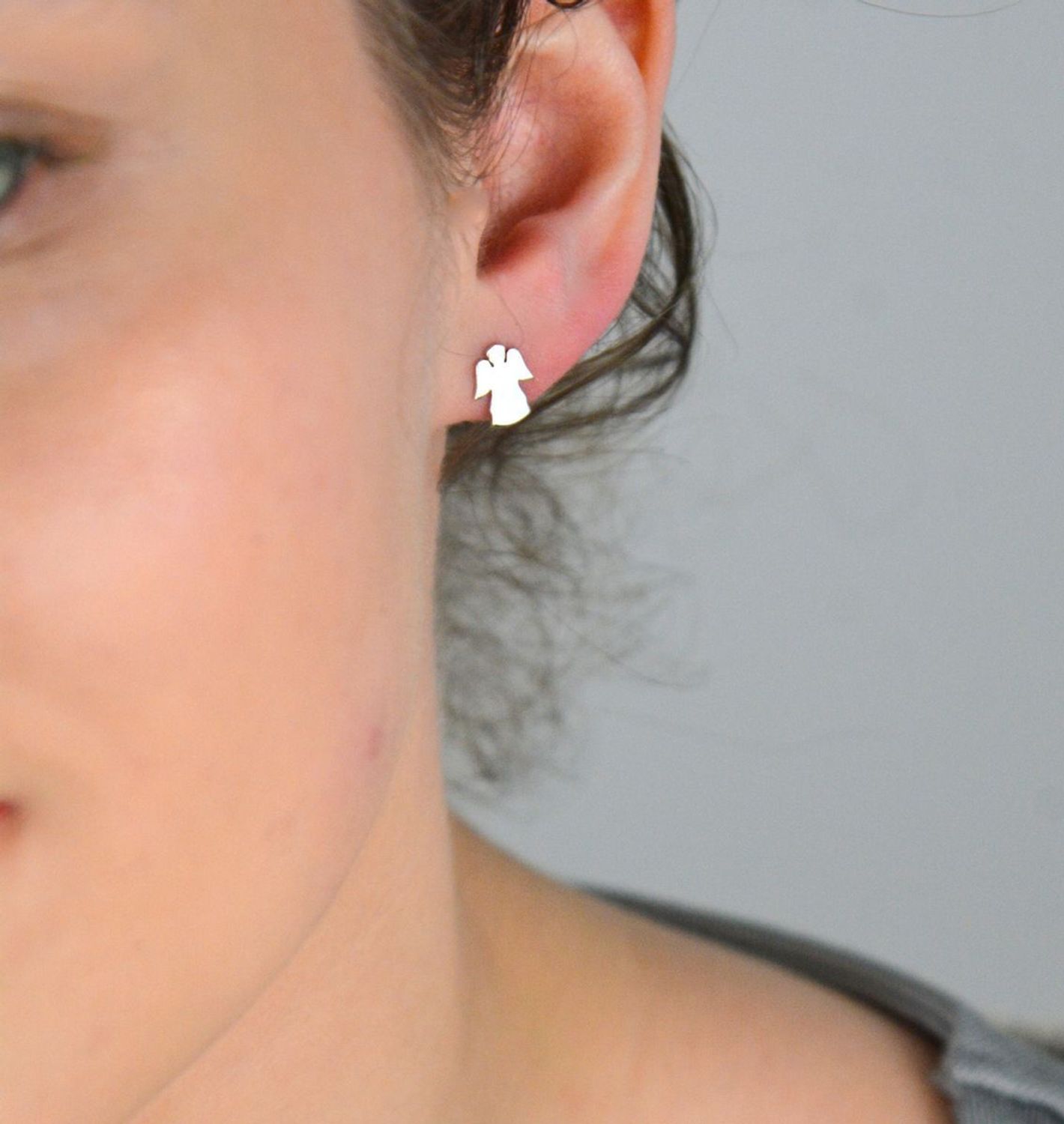 Kolczyki srebrne aniołek próba 925, DIA-KLC-4957-925 Kolczyki srebrne z subtelnym motywem aniołka to doskonały wybór dla kobiet, które pragną otaczać się symbolami ochrony i dobra. 1.jpg