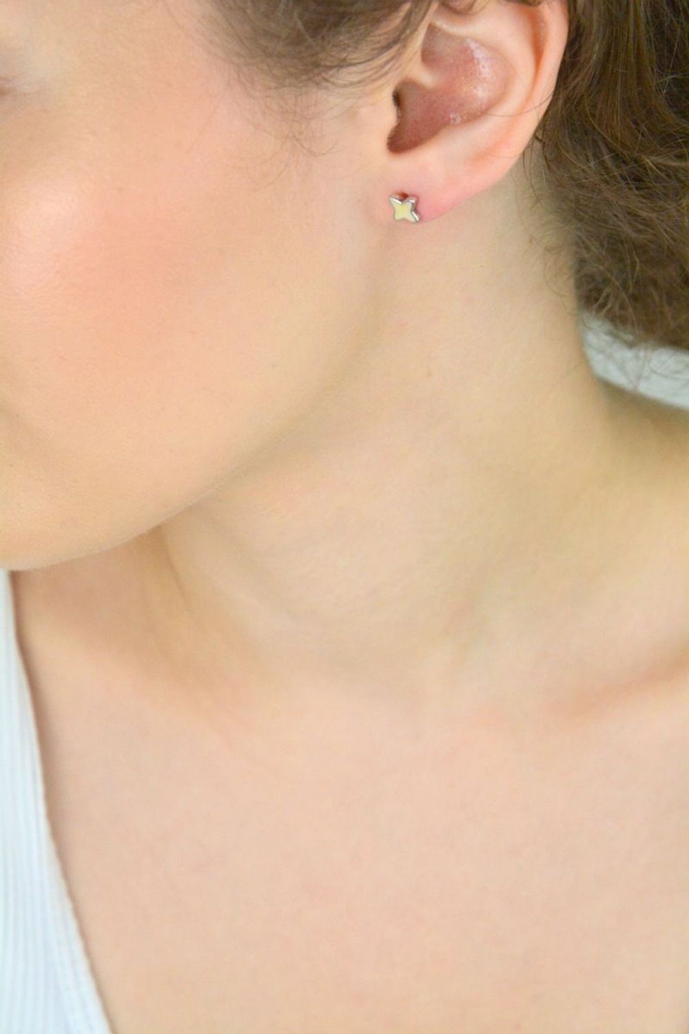 Delikatne kolczyki srebrne 925 w kształcie gwiazdek z białą emalią. Model DIA-KLC-4960-925 – 7 mm, sztyft, 1,20 g. Idealne na prezent lub codzienny blask.1.jpg