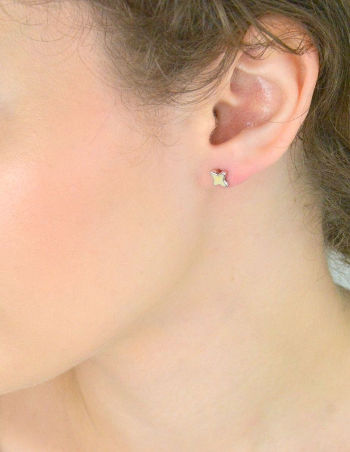 Delikatne kolczyki srebrne 925 w kształcie gwiazdek z białą emalią. Model DIA-KLC-4960-925 – 7 mm, sztyft, 1,20 g. Idealne na prezent lub codzienny blask.1.jpg