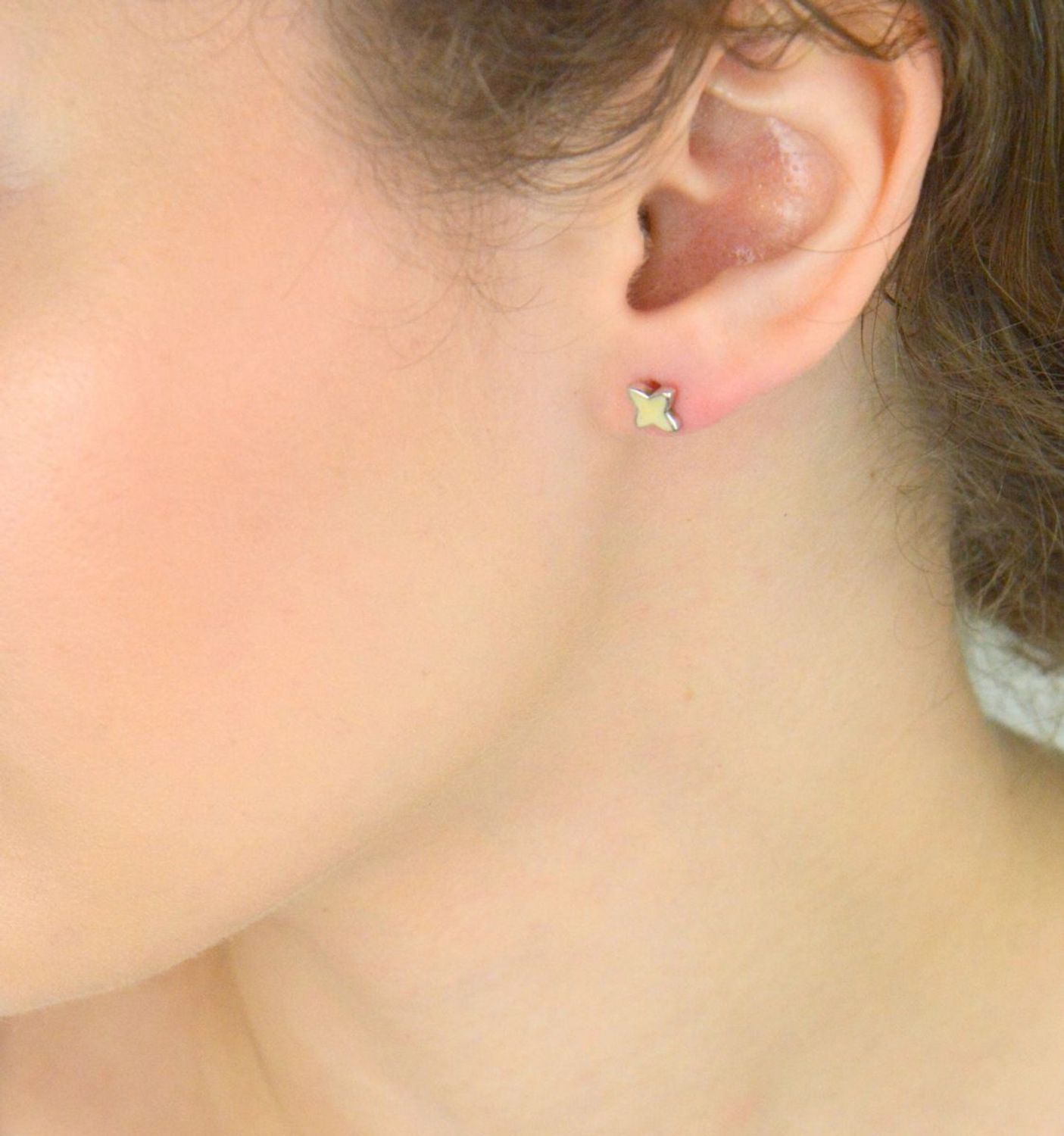 Delikatne kolczyki srebrne 925 w kształcie gwiazdek z białą emalią. Model DIA-KLC-4960-925 – 7 mm, sztyft, 1,20 g. Idealne na prezent lub codzienny blask.1.jpg