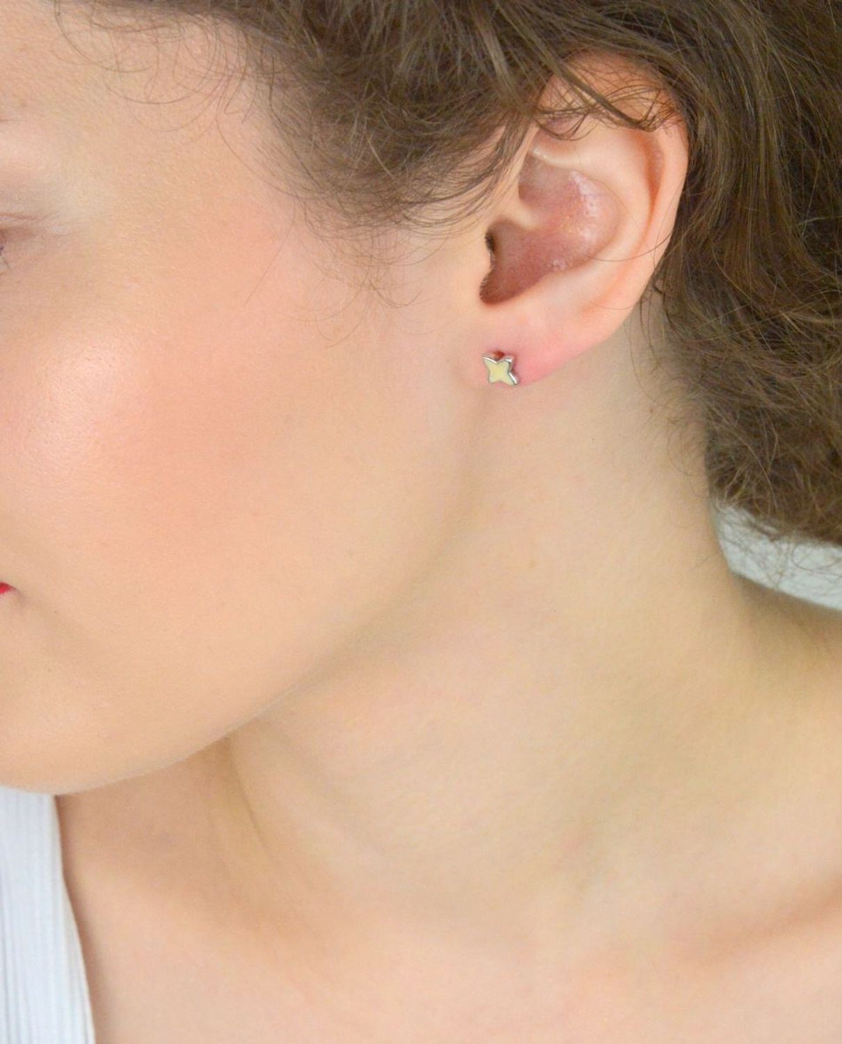 Delikatne kolczyki srebrne 925 w kształcie gwiazdek z białą emalią. Model DIA-KLC-4960-925 – 7 mm, sztyft, 1,20 g. Idealne na prezent lub codzienny blask.1.jpg