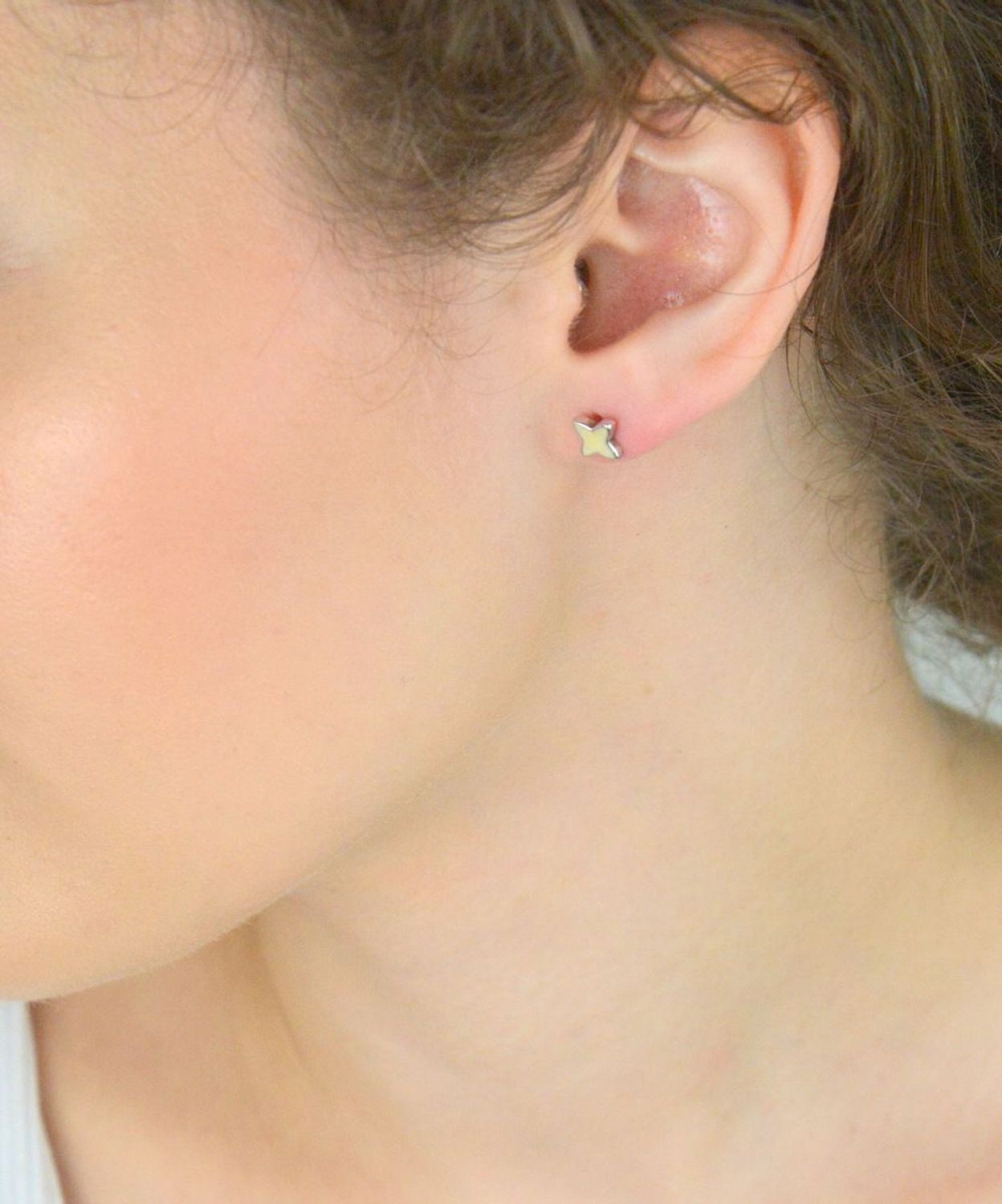 Delikatne kolczyki srebrne 925 w kształcie gwiazdek z białą emalią. Model DIA-KLC-4960-925 – 7 mm, sztyft, 1,20 g. Idealne na prezent lub codzienny blask.1.jpg