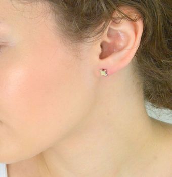 Delikatne kolczyki srebrne 925 w kształcie gwiazdek z białą emalią. Model DIA-KLC-4960-925 – 7 mm, sztyft, 1,20 g. Idealne na prezent lub codzienny blask (6).JPG