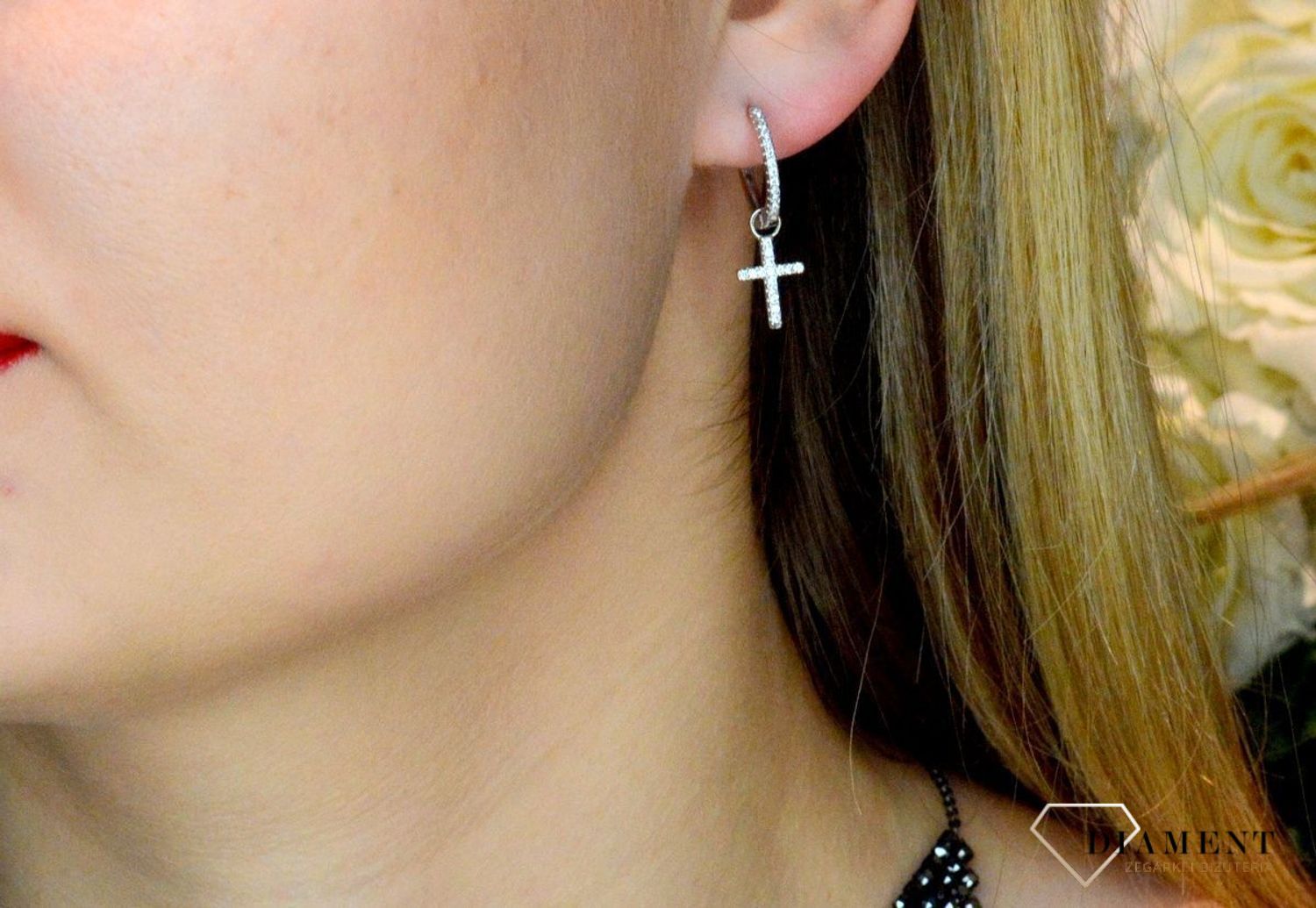 Srebrne kolczyki wiszące Błyszczące krzyże DIA-KLC-50911-925. Kolczyki z krzyżykami. Kolczyki 2w1. Kolczyki koła z zawieszką. Biżuteria influencerek. Pomysł na prezent. 1.jpg