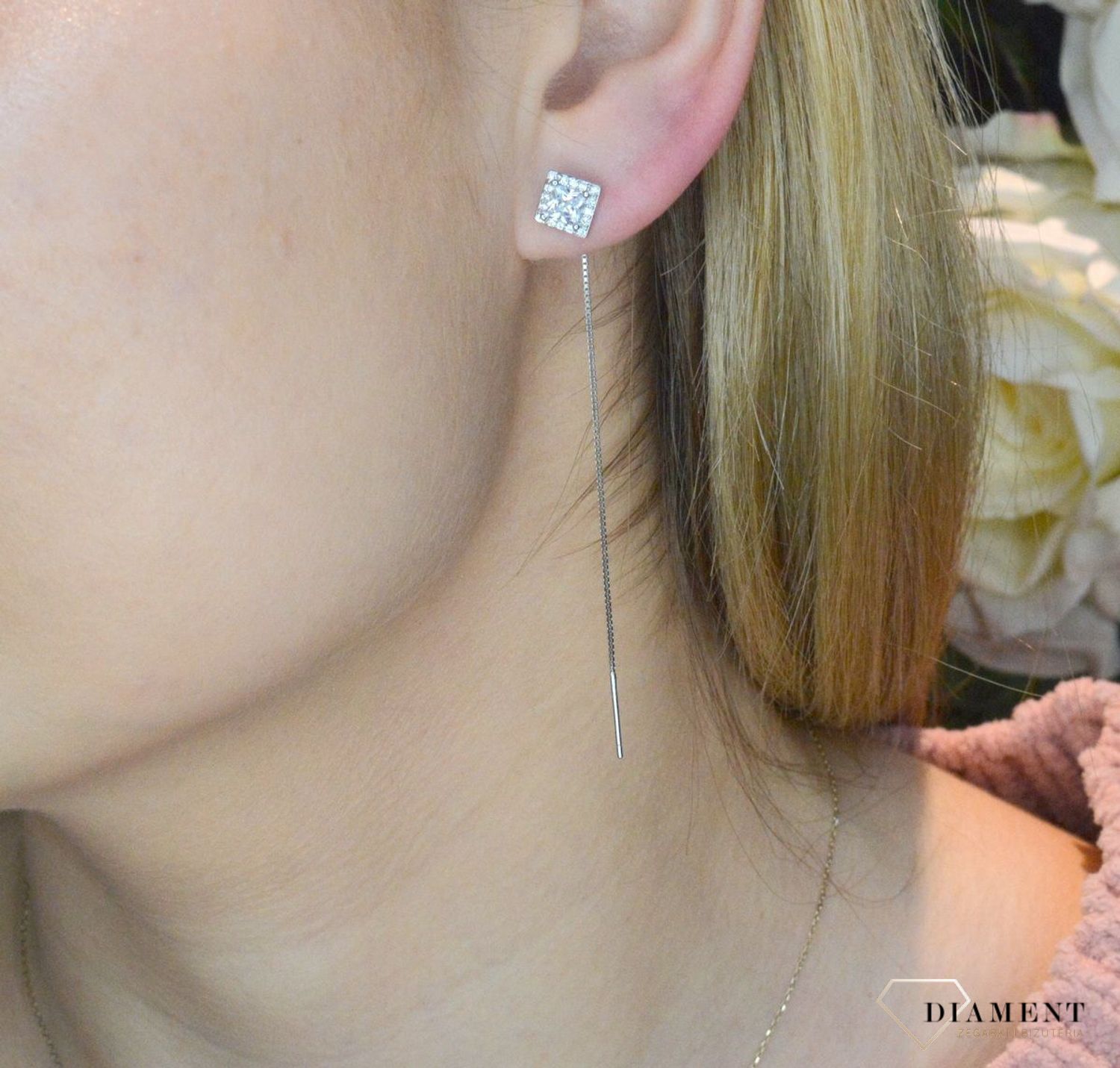 Srebrne kolczyki damskie przeciągane kwadraciki z cyrkonią DIA-KLC-51186-925.  Kolczyki zostały wykonane z najwyższej jakości srebra próby 925. Wygodne kolczyki bez zapięcia, przekładane. Idealne na prezent..jpg