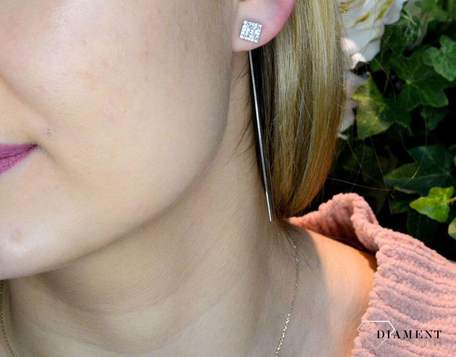 Srebrne kolczyki damskie przeciągane kwadraciki z cyrkonią DIA-KLC-51186-925.  Kolczyki zostały wykonane z najwyższej jakości srebra próby 925. Wygodne kolczyki bez zapięcia, przekładane. Idealne na prezent..jpg