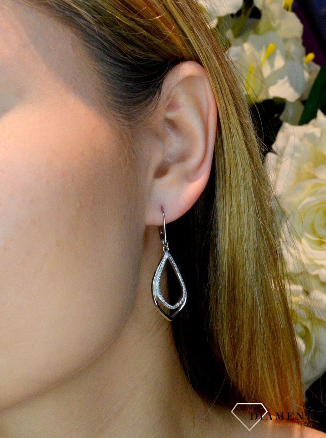 Srebrne kolczyki wiszące 'Łezki z cyrkoniami' DIA-KLC-52651-925. Srebrne kolczyki wiszące w kształcie łezki. Delikatne kolczyki wykonane z najwyższej jakości srebrna próby 925 wyglądają bardzo elegancko. Kolczyki z cyrkoniami.jpg