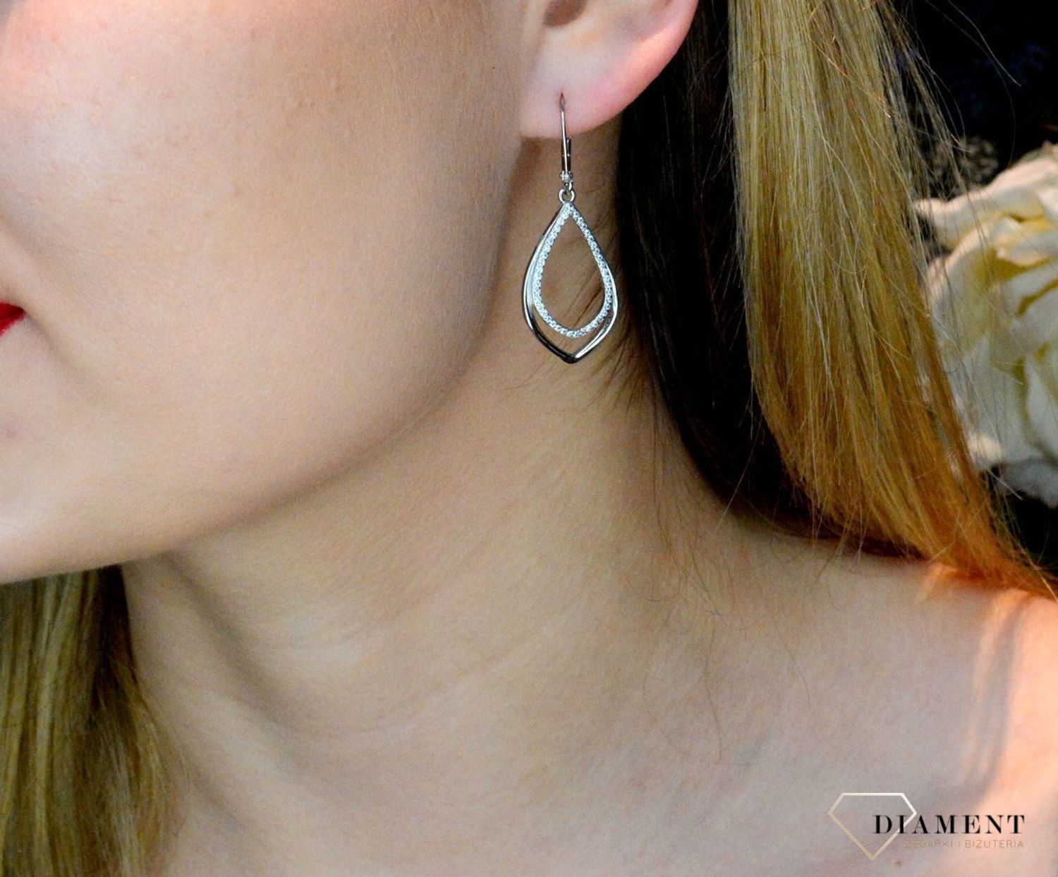 Srebrne kolczyki wiszące 'Łezki z cyrkoniami' DIA-KLC-52651-925. Srebrne kolczyki wiszące w kształcie łezki. Delikatne kolczyki wykonane z najwyższej jakości srebrna próby 925 wyglądają bardzo elegancko. Kolczyki z cyrkoniami.jpg