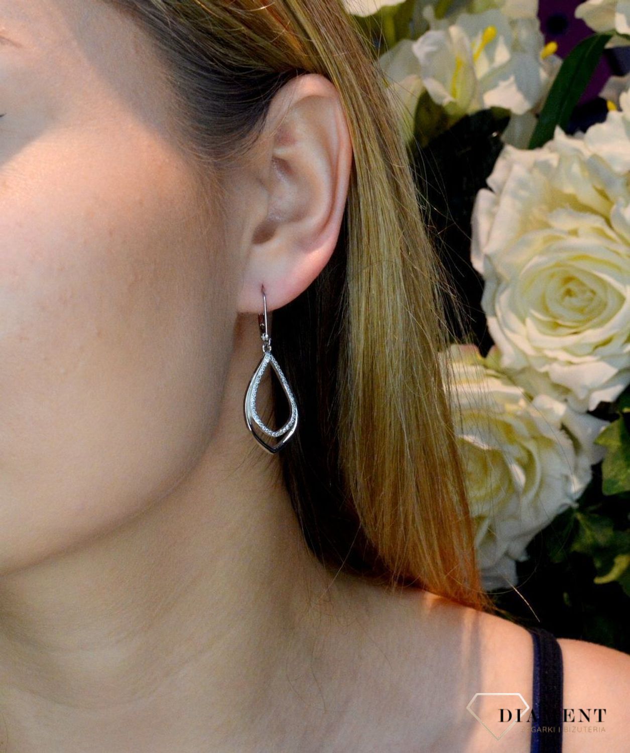 Srebrne kolczyki wiszące 'Łezki z cyrkoniami' DIA-KLC-52651-925. Srebrne kolczyki wiszące w kształcie łezki. Delikatne kolczyki wykonane z najwyższej jakości srebrna próby 925 wyglądają bardzo elegancko. Kolczyki z cyrkoniami.jpg