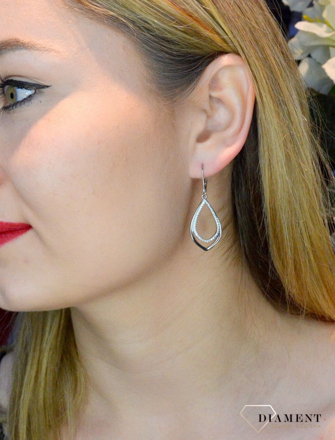 Srebrne kolczyki wiszące 'Łezki z cyrkoniami' DIA-KLC-52651-925. Srebrne kolczyki wiszące w kształcie łezki. Delikatne kolczyki wykonane z najwyższej jakości srebrna próby 925 wyglądają bardzo elegancko. Kolczyki z cyrkoniami.jpg