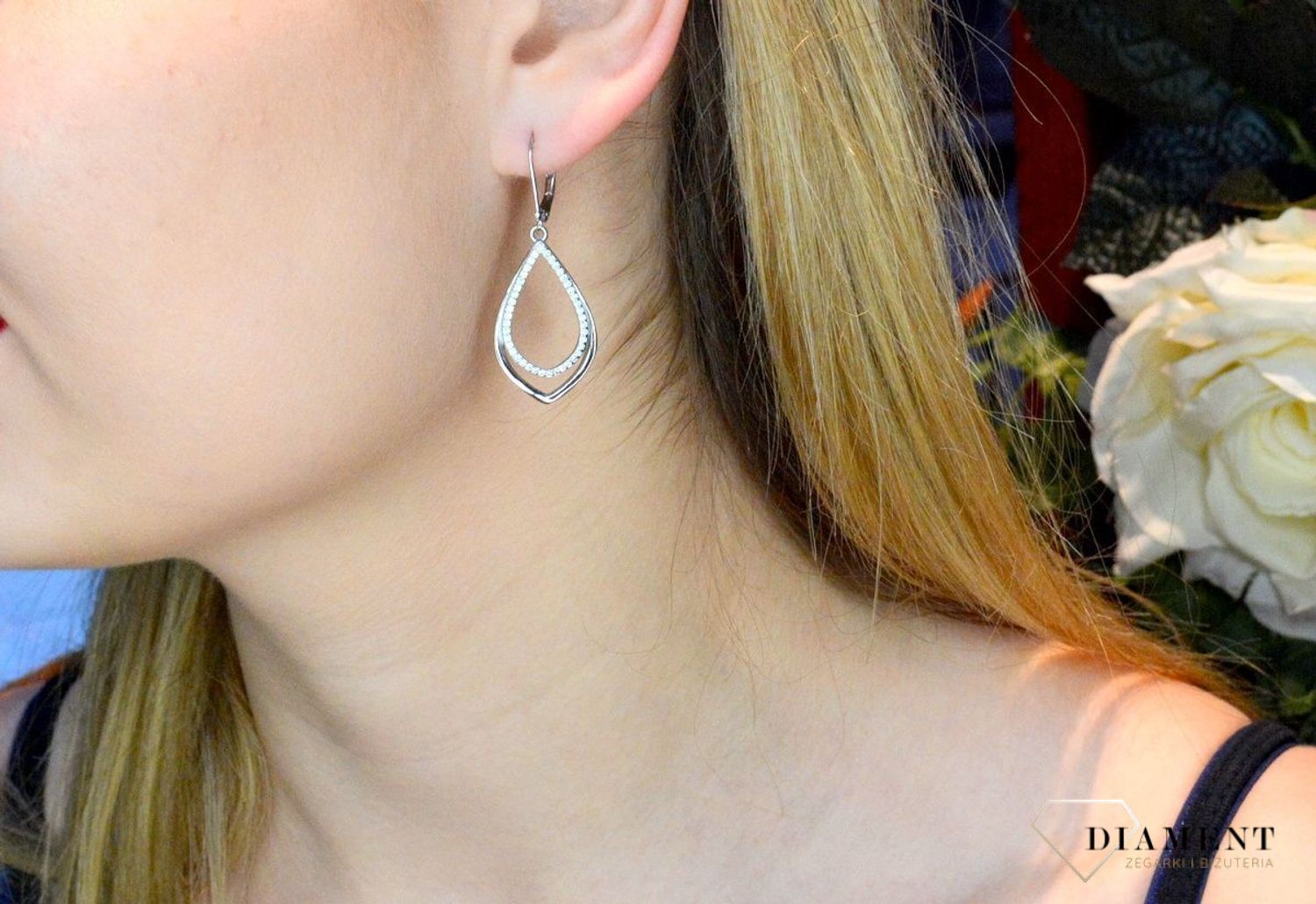 Srebrne kolczyki wiszące 'Łezki z cyrkoniami' DIA-KLC-52651-925. Srebrne kolczyki wiszące w kształcie łezki. Delikatne kolczyki wykonane z najwyższej jakości srebrna próby 925 wyglądają bardzo elegancko. Kolczyki z cyrkoniami.jpg