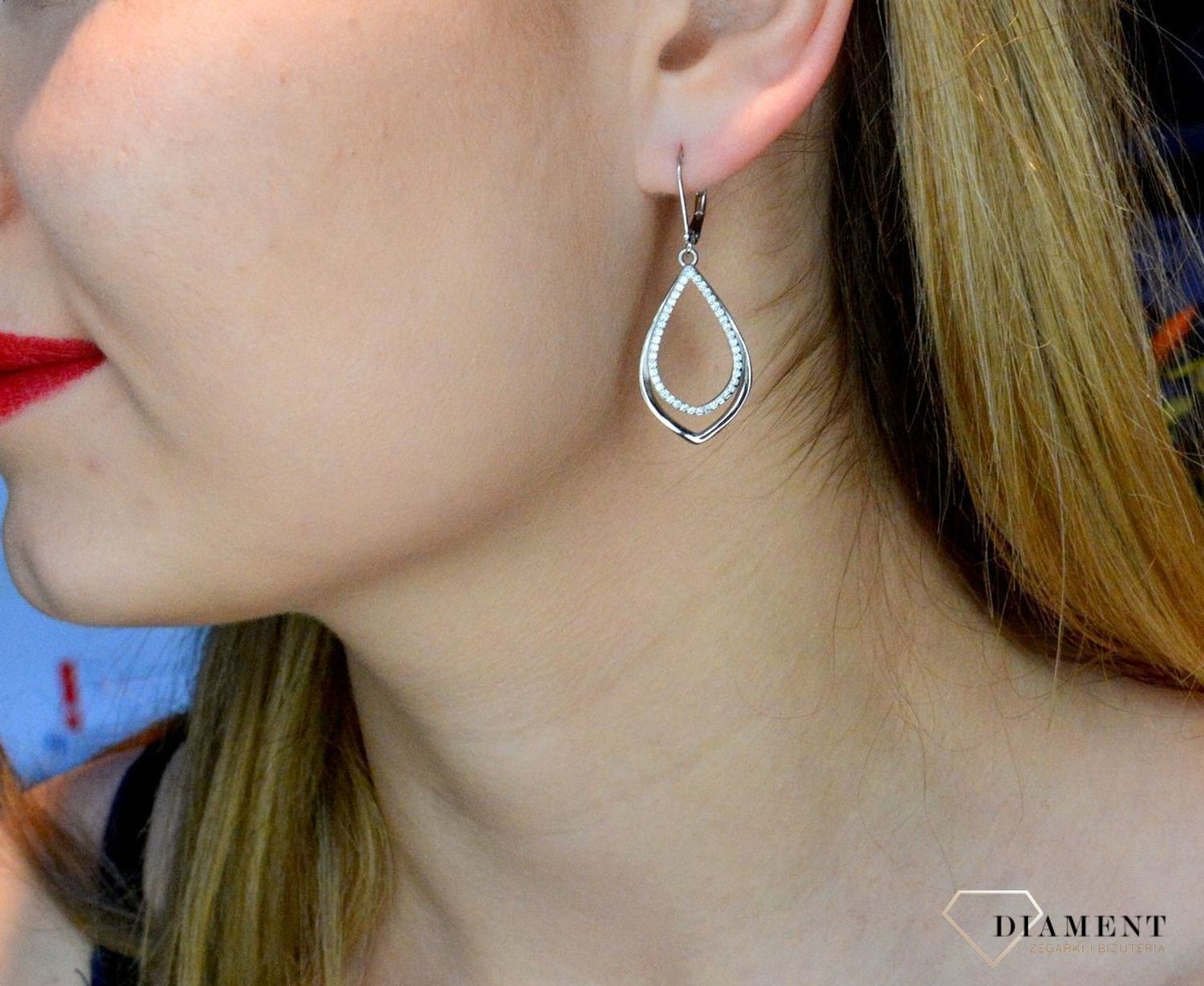 Srebrne kolczyki wiszące 'Łezki z cyrkoniami' DIA-KLC-52651-925. Srebrne kolczyki wiszące w kształcie łezki. Delikatne kolczyki wykonane z najwyższej jakości srebrna próby 925 wyglądają bardzo elegancko. Kolczyki z cyrkoniami.jpg