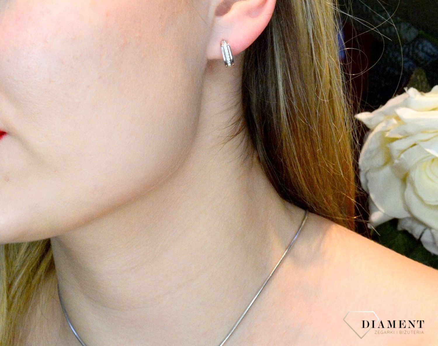 Srebrne kolczyki Błyszczace kwadraty DIA-KLC-52756-925. Delikatne błyszczące kolczyki.  Kolczyki to doskonały pomysł na prezent dla każdej modnej kobiety..jpg