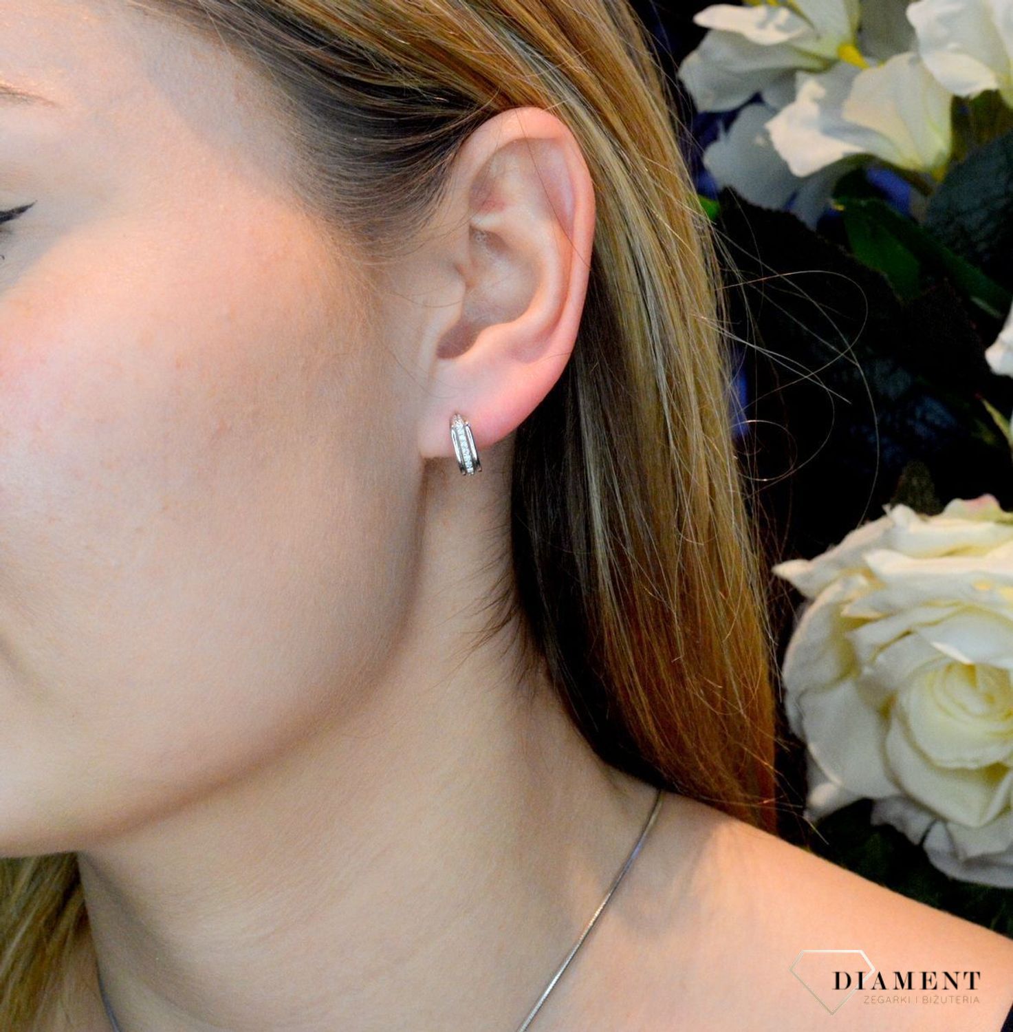 Srebrne kolczyki Błyszczace kwadraty DIA-KLC-52756-925. Delikatne błyszczące kolczyki.  Kolczyki to doskonały pomysł na prezent dla każdej modnej kobiety..jpg