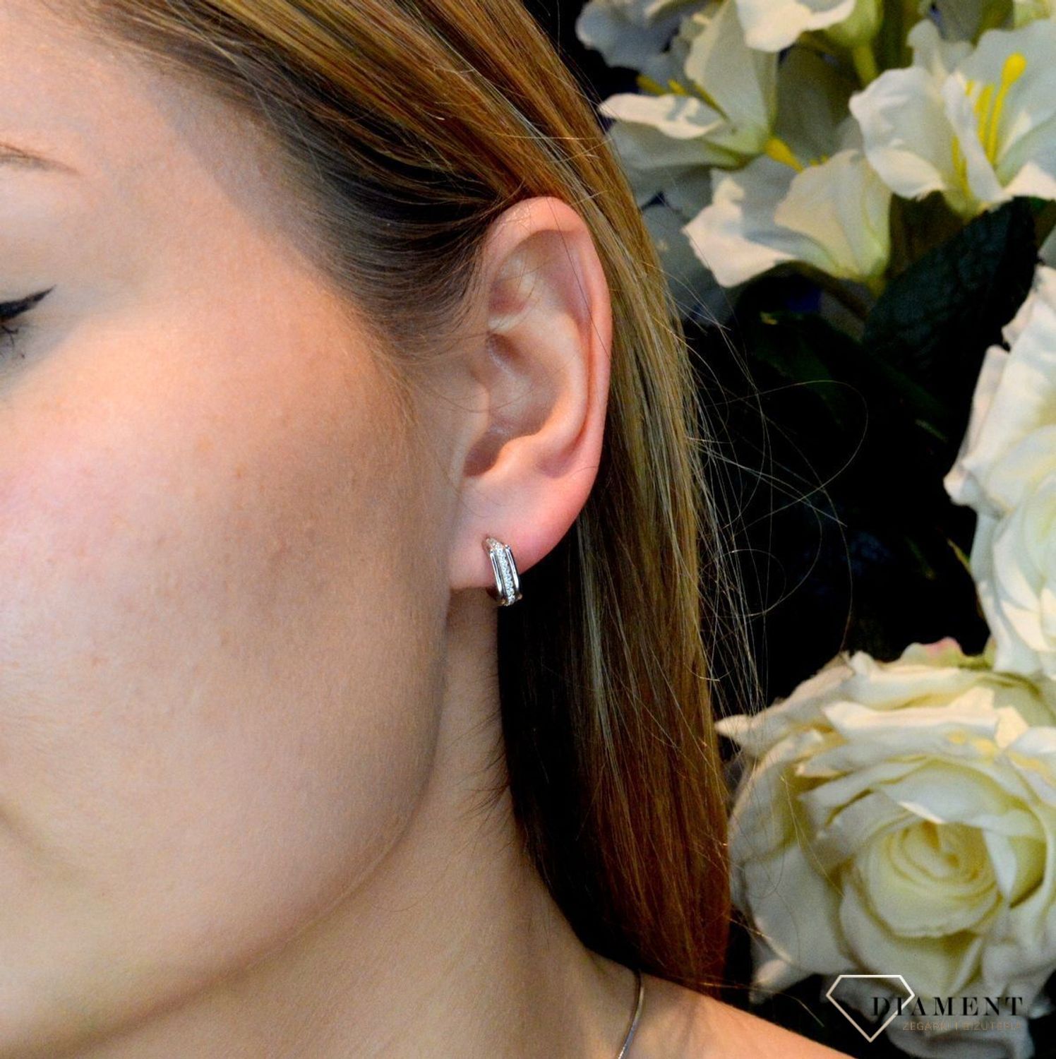 Srebrne kolczyki Błyszczace kwadraty DIA-KLC-52756-925. Delikatne błyszczące kolczyki.  Kolczyki to doskonały pomysł na prezent dla każdej modnej kobiety..jpg