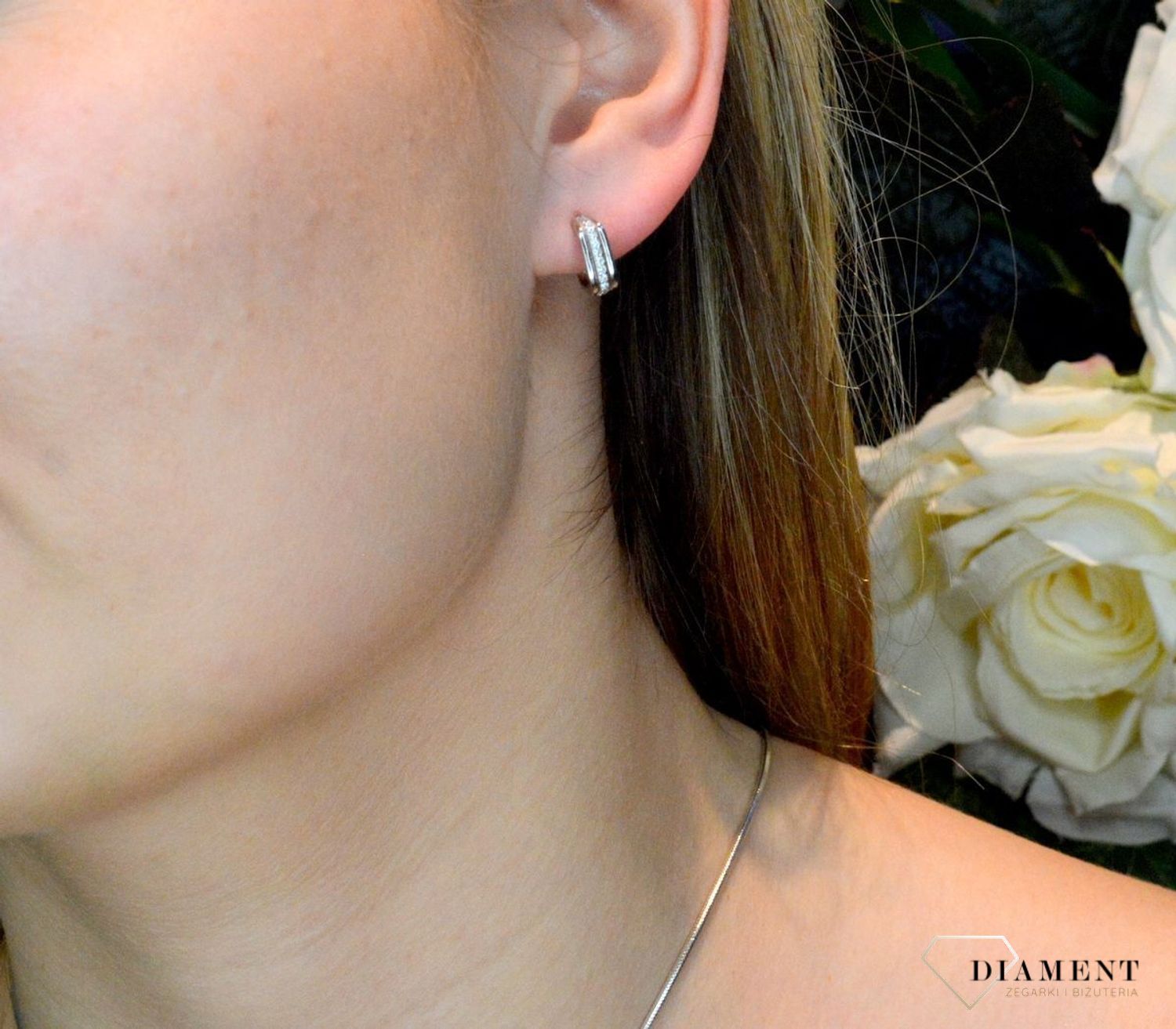 Srebrne kolczyki Błyszczace kwadraty DIA-KLC-52756-925. Delikatne błyszczące kolczyki.  Kolczyki to doskonały pomysł na prezent dla każdej modnej kobiety..jpg