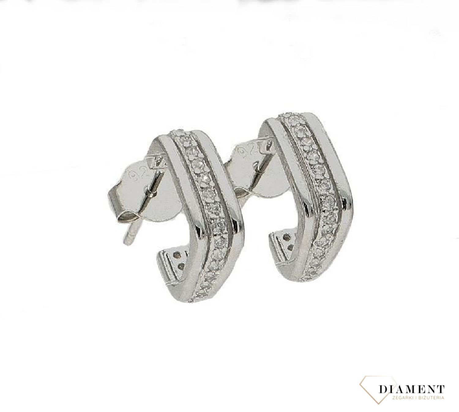 Srebrne kolczyki Błyszczace kwadraty DIA-KLC-52756-925. Delikatne błyszczące kolczyki.  Kolczyki to doskonały pomysł na prezent dla każdej modnej kobiety..jpg