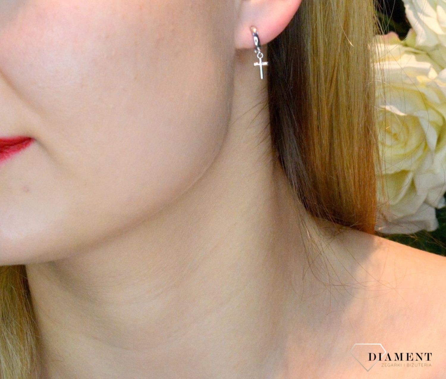 Srebrne kolczyki wiszące Krzyże 925 DIA-KLC-52938-925. Motyw lubiany przez blogerki. Kolczyki krzyżyki. Biżuteria influencerek. Pomysł na prezent..jpg