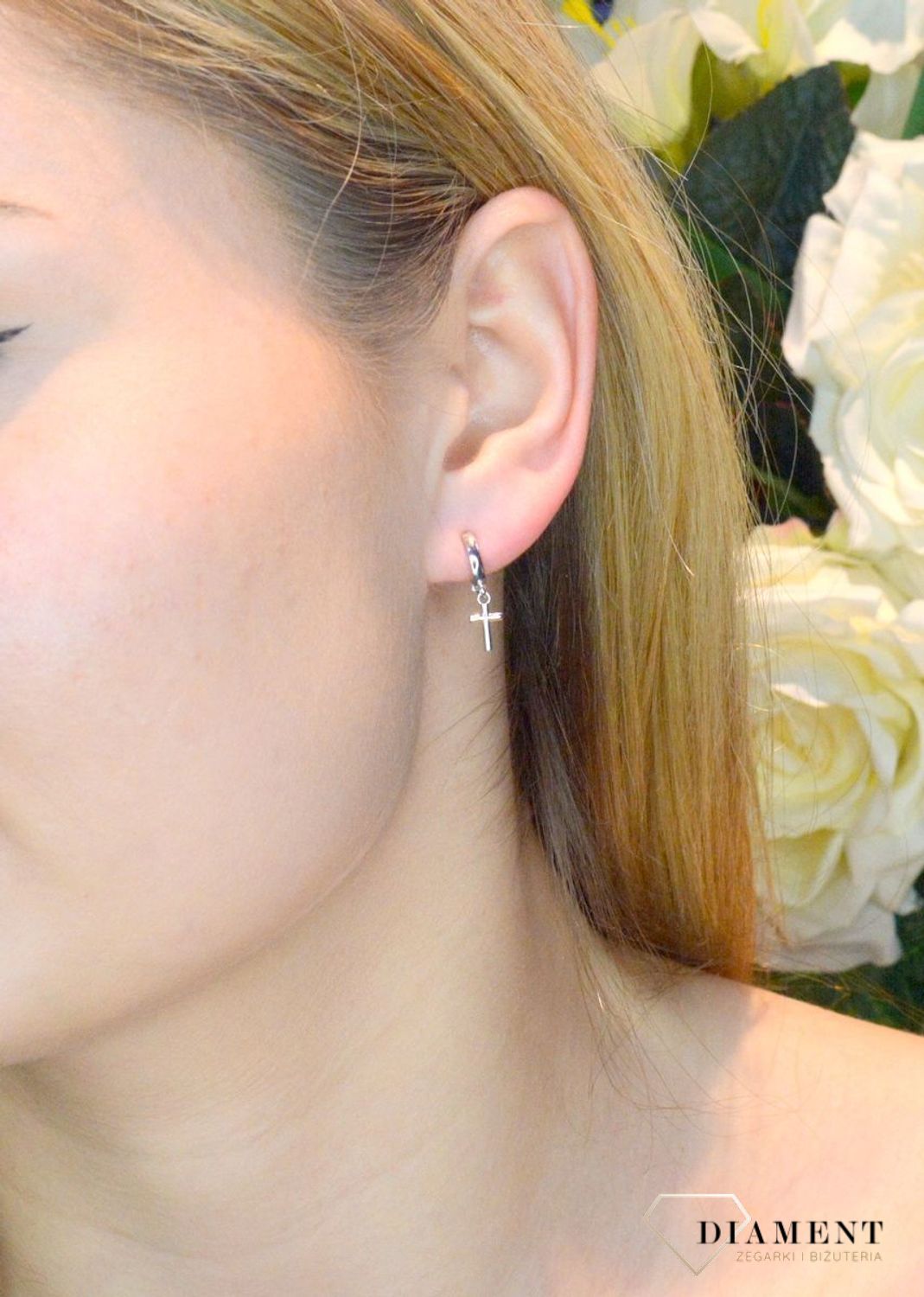 Srebrne kolczyki wiszące Krzyże 925 DIA-KLC-52938-925. Motyw lubiany przez blogerki. Kolczyki krzyżyki. Biżuteria influencerek. Pomysł na prezent..jpg