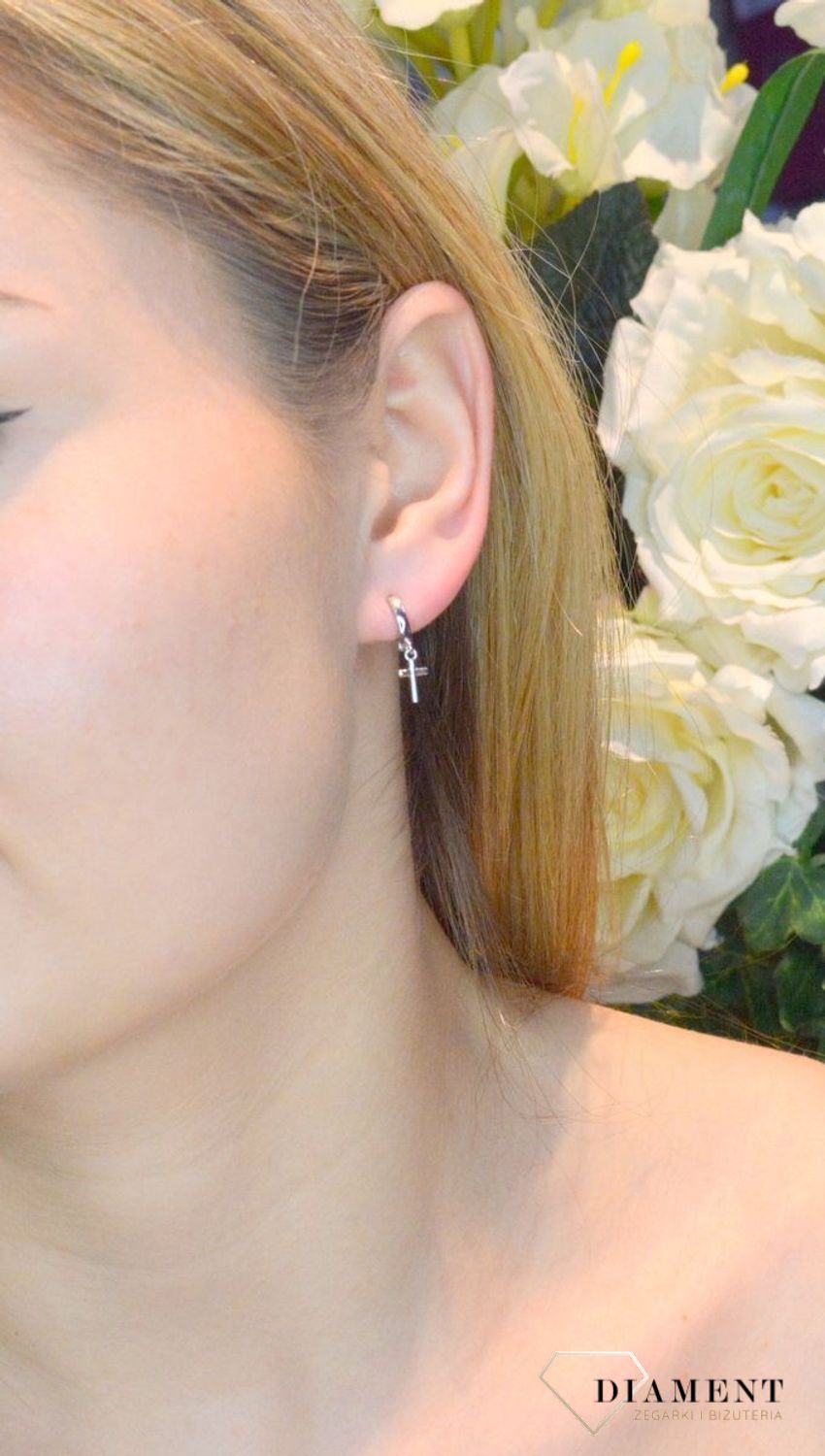 Srebrne kolczyki wiszące Krzyże 925 DIA-KLC-52938-925. Motyw lubiany przez blogerki. Kolczyki krzyżyki. Biżuteria influencerek. Pomysł na prezent..jpg